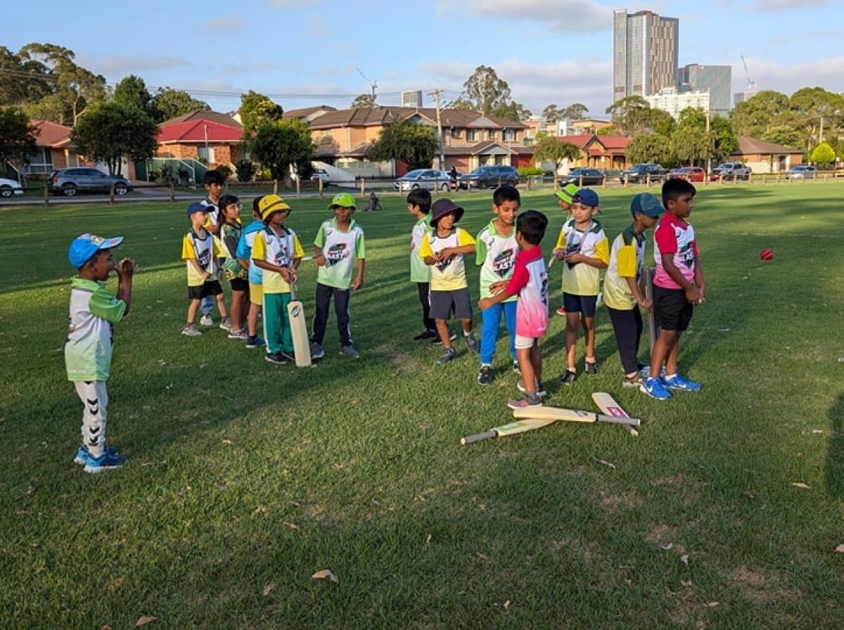 Kinds from under 7 ages are playing the cricket